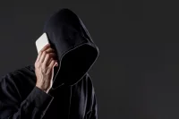 Пенсионерка из Новотроицка отправила мошенникам 1 290 000 рублей, завернутые в детские вещи.