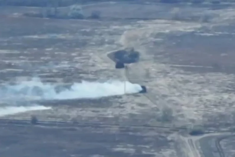 Несколько попаданий машины выдержали, но количество применяемых дронов не оставили противнику шансов.