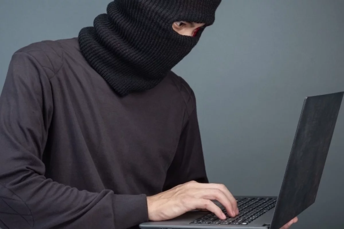 Полиция устанавливает личности злоумышленников.