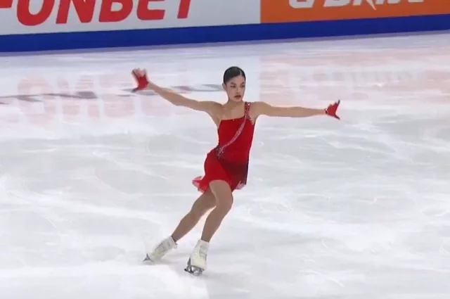 В женской короткой программе Аделия Петросян набирает больше 40 баллов. По итогам выступления Аделия привычно стала лидером, у нее 75,89. 