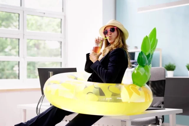  Отпускные рассчитываются исходя из их стоимости, а начисляются — по календарным дням отпуска.