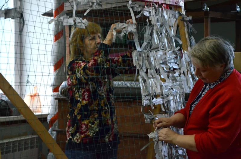 Многие пенсионеры города пользуются свободным временем, чтобы плести масксети для бойцов.