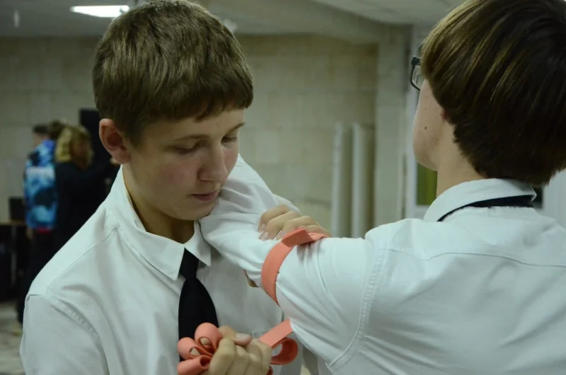 Наложение жгута на раненную руку.