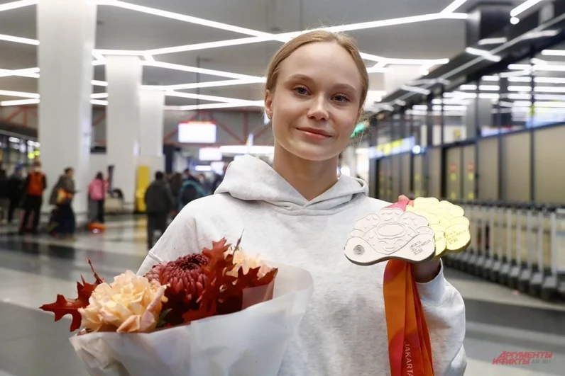  Спортивная гимнастка Ангелина Мельникова и другие российские гимнасты утром 27 октября вернулись домой после чемпионата мира в Джакарте. Мельникова покорила международную арену после трехлетнего перерыва. 