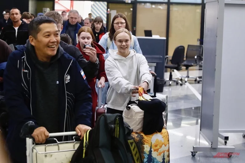 Чемпионат мира в Джакарте стал первым крупным стартом для россиян после вынесения им запрет на участие в международных соревнованиях. Ангелина Мельникова смогла завоевать две золотые медали в личном многоборье, и отдельно — золото в опорном прыжке. Серебро Ангелина получила за упражнения на брусьях.