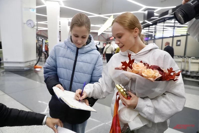Гимнастка никому не отказала в автографах и была рада журналистам.