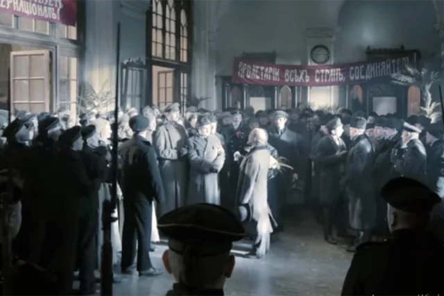В самой массовой сцене (прибытие Ленина на Финляндский вокзал в Санкт-Петербурге) участвовали более 650 человек.