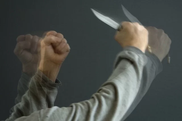 Ведётся поиск нападавшего.