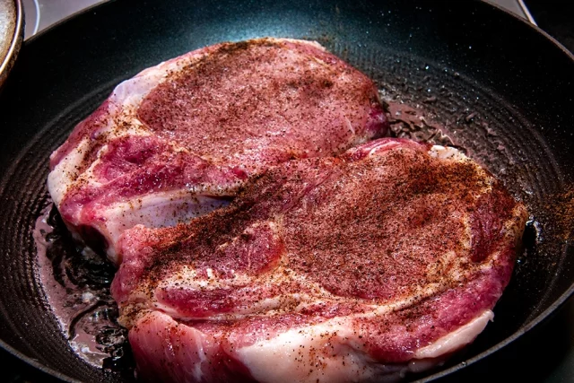 Очень важно не только купить правильную часть туши, но и выбрать качественное мясо.