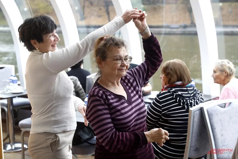 Теперь на специальных рейсах для участников организуют музыкальные вечера и встречи с известными людьми — деятелями культуры, искусства, науки и спорта.