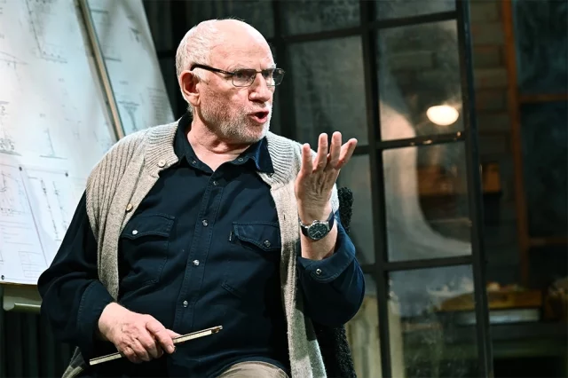 Валерий Баринов (Лео) в сцене из спектакля «Я ничего не помню» по пьесе Артура Миллера в «LA Театр».