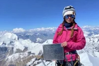 Плохая погода срывала все операции по спасению альпинистки.