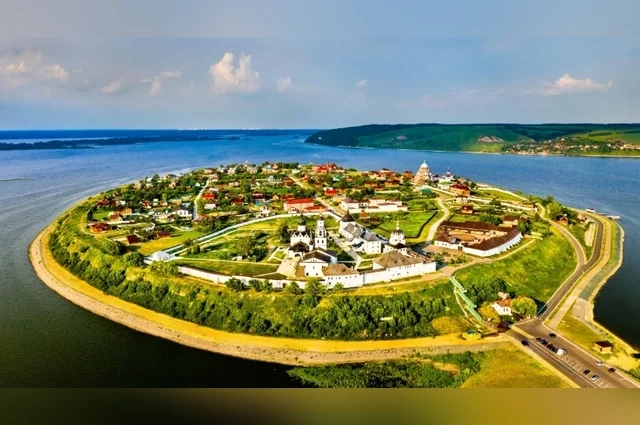 Исход спора определит, могут ли экскурсоводы свободно выбирать график и условия работы.