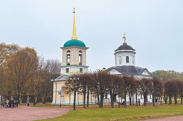 Колокольня в Кусково как новая, блистает золотым шпилем.