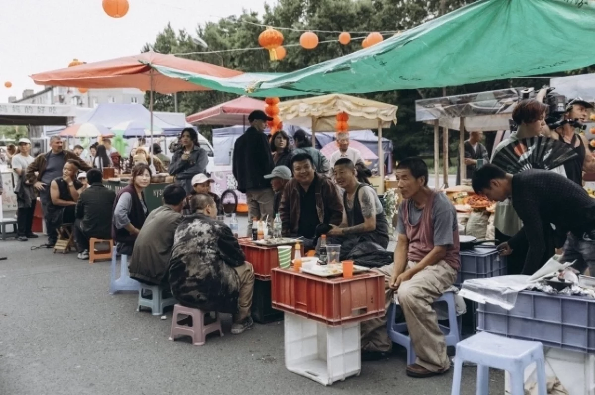 События сериала происходят в 2013 году, в центре сюжета — отношения отца Михаила и его сына Леши.