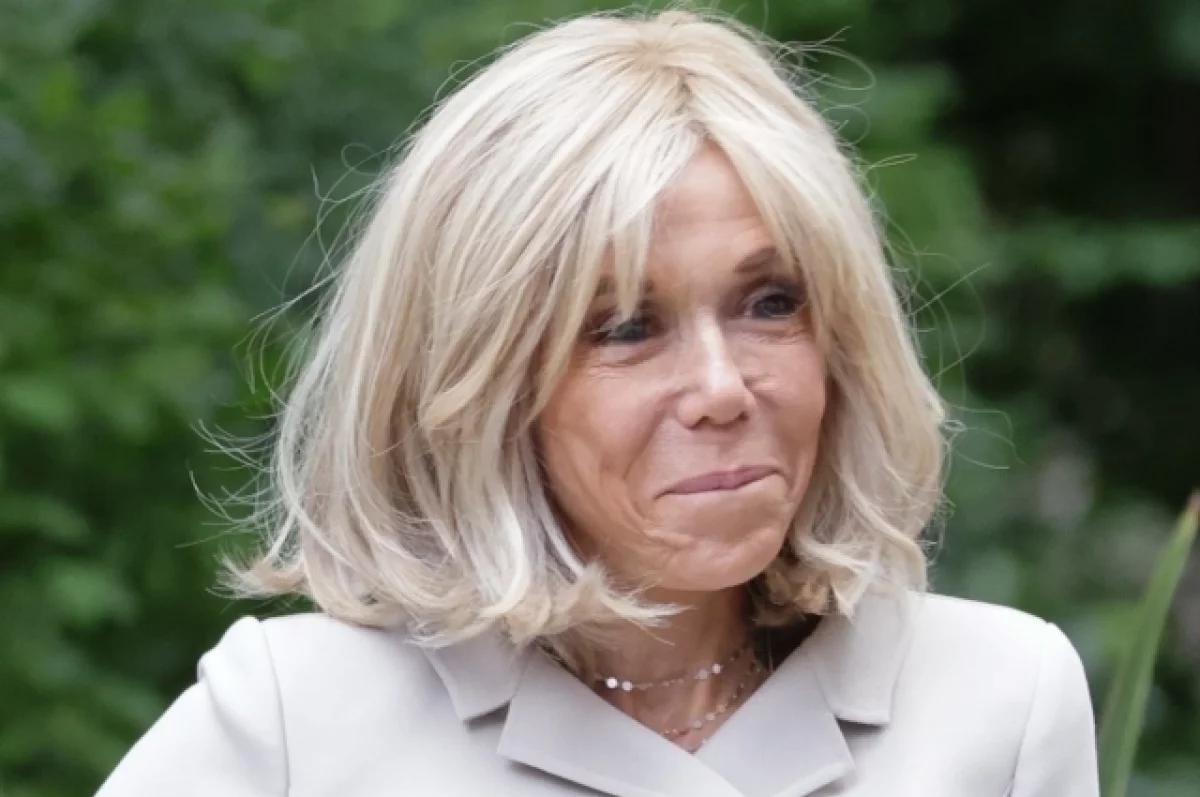 Обвиняемые по делу о травле жены Макрона требуют в суде доказать ее пол