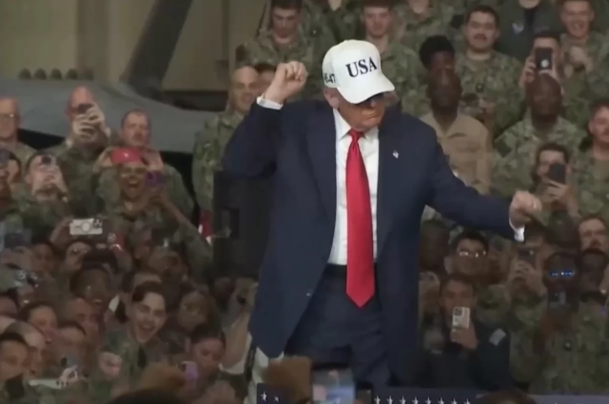 Танцы Трампа: эксперт объяснил эпатажное поведение главы США на авианосце
