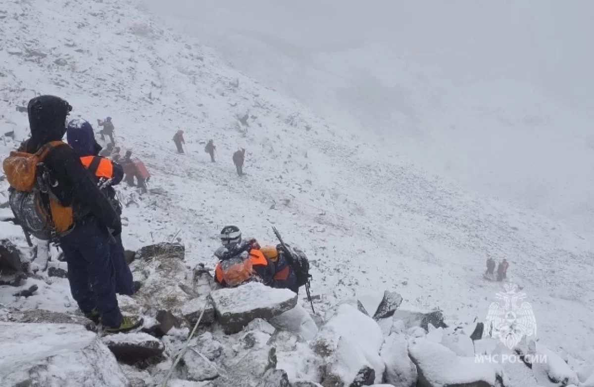 Спасатели не дошли 1,5 км до застрявших на Авачинском перевале туристов