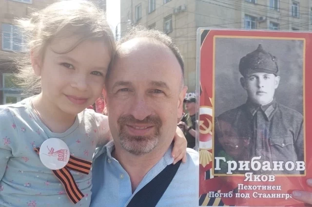 Роман Грибанов с портретом своего дедушки – рядом правнучка героя Мария.
