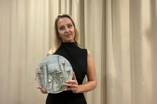 Светлана со своим барельефом.