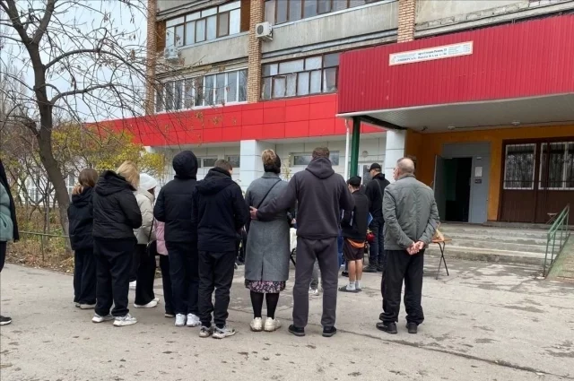 Проститься со школьницей пришли родственники и одноклассники.