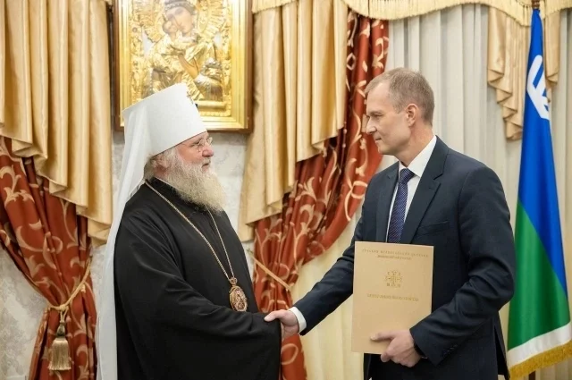 Роман Паськов поблагодарил митрополита Ханты-Мансийского и Сургутского Павла за открытость и поддержку.
