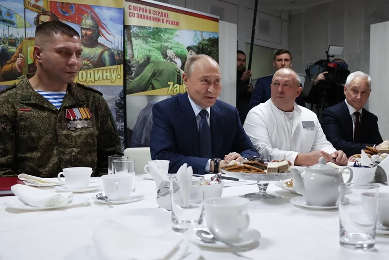 Президент РФ Владимир Путин во время посещения Центрального военного клинического госпиталя имени П. В. Мандрыка. Третий слева – начальник Центрального военного клинического госпиталя имени П. В. Мандрыка Павел Крайнюков; справа – министр обороны РФ Андрей Белоусов. 