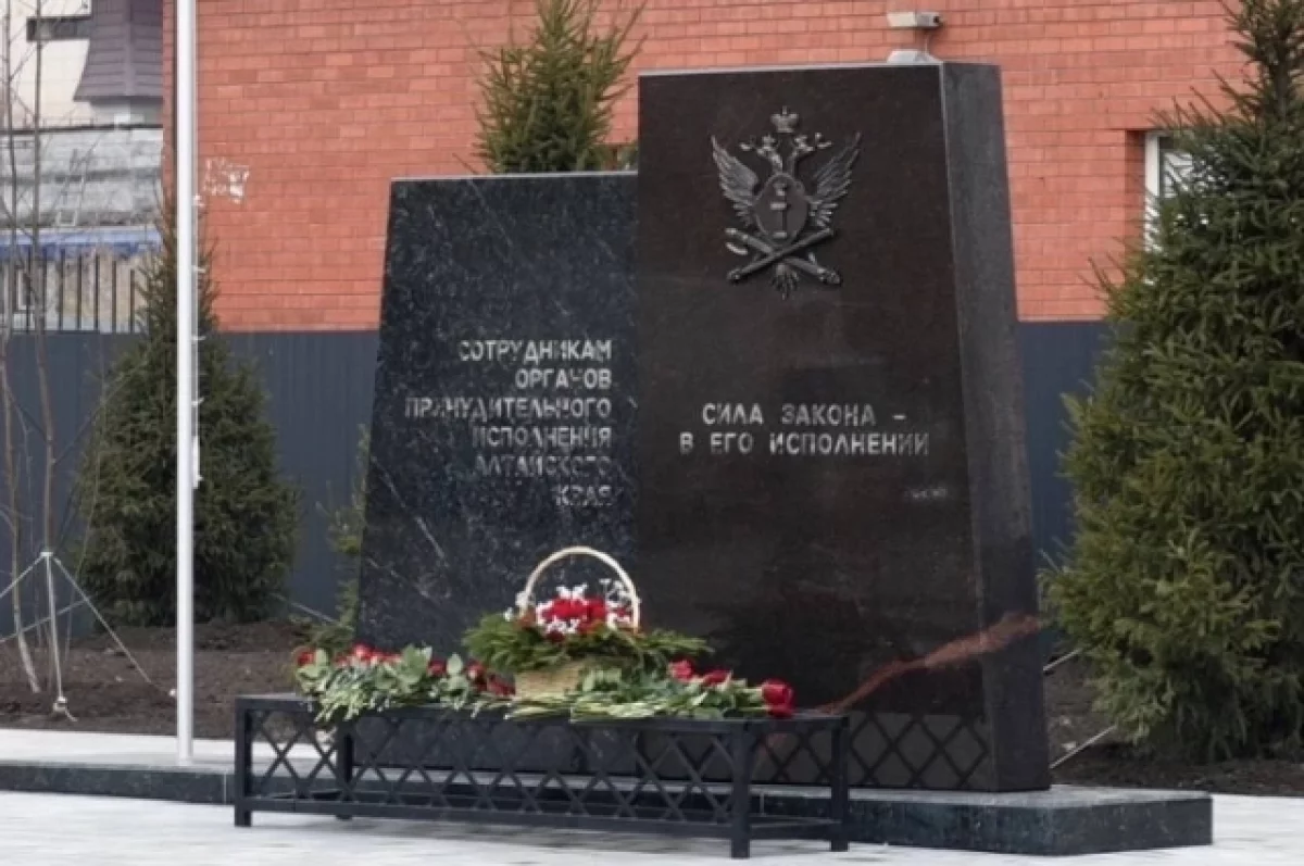 В Барнауле открыли первый в РФ памятник судебным приставам