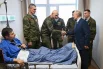 Президент РФ Владимир Путин во время посещения Центрального военного клинического госпиталя имени П. В. Мандрыка. Слева – младший сержант МО РФ Руслан Колыванов.