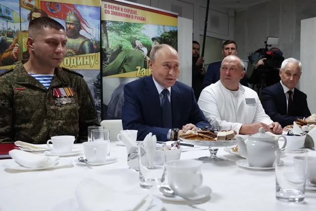 Разговор шел и о текущей ситуации на фронте, и о настроениях в войсках, и об испытании нового оружия.