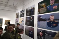 Ученики кадетских школ Казани у стены героев специальной военной операции.. 