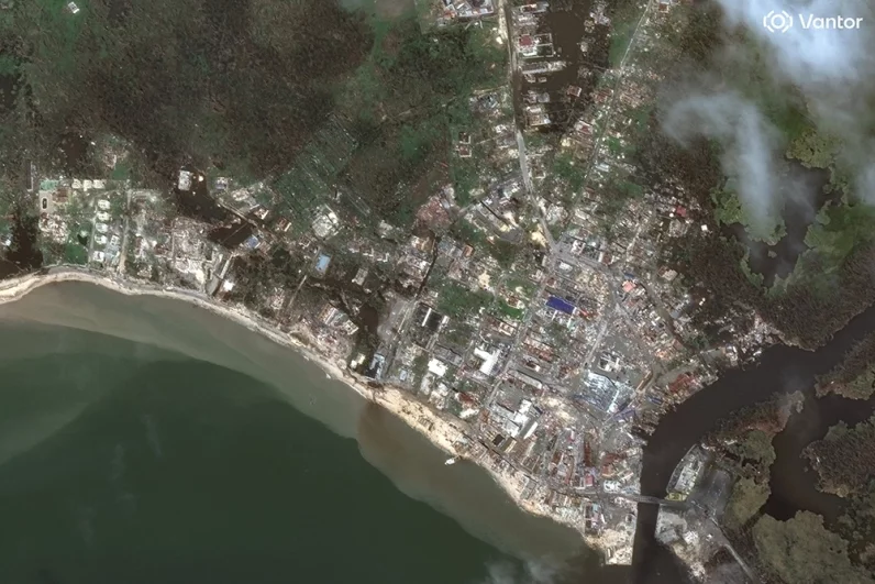 Река Блэк-Ривер после урагана на Ямайке.