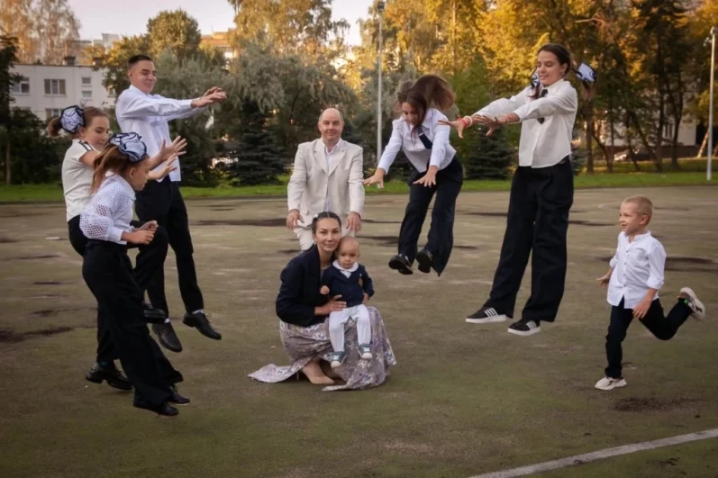 Семья Антоновых. Москва. «Обожаем фотографироваться. Даже если приглашаем профессиональных фотографов, сюжеты придумываем сами. А иногда идеи приходят, а фотографа нет рядом. Приходится самим снимать.