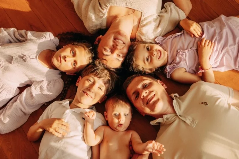 Семья Маханьковых. Сочи, Краснодарский край. «В большой семье фотосессия — целое событие. Мы пригласили фотографа к нам домой, чтобы запечатлеть прекрасные моменты будничных дней.  На фото — Антон и Анастасия и дети Вика, Мирон, Оля и Саша».