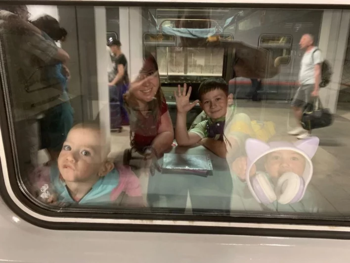 Семья Куртасановых. Москва. «Так здорово вместе путешествовать поездом! Тут особая атмосфера... Чай, разговоры, сон под умиротворяющее покачивание и стук колес».