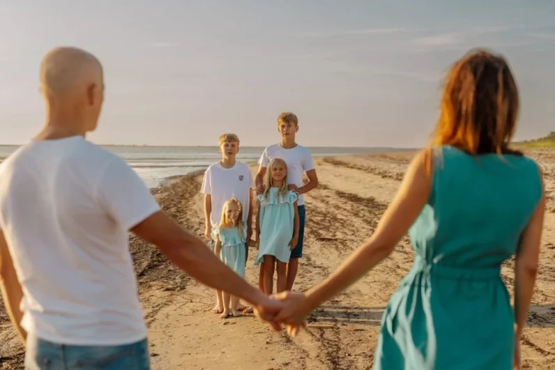 Семья Цветковых. Архангельская область, Северодвинск. «Фотографии сделаны на берегу Белого моря по поводу празднования дня рождения малышки Есении».