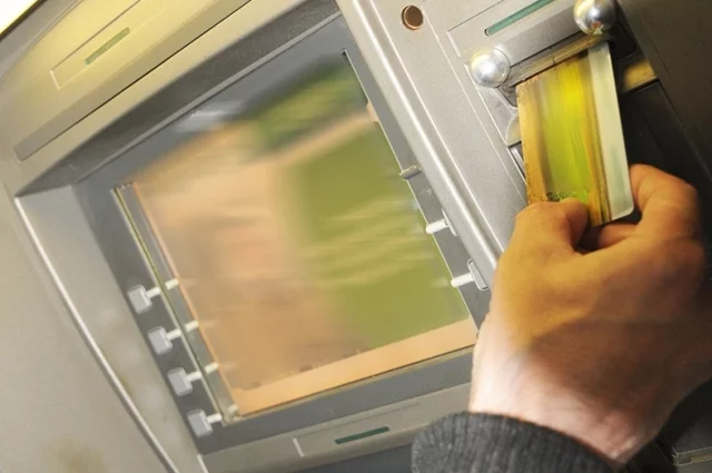 Ваша банковская карта должна находиться только в ваших руках, за её передачу другим лицам грозит наказание.