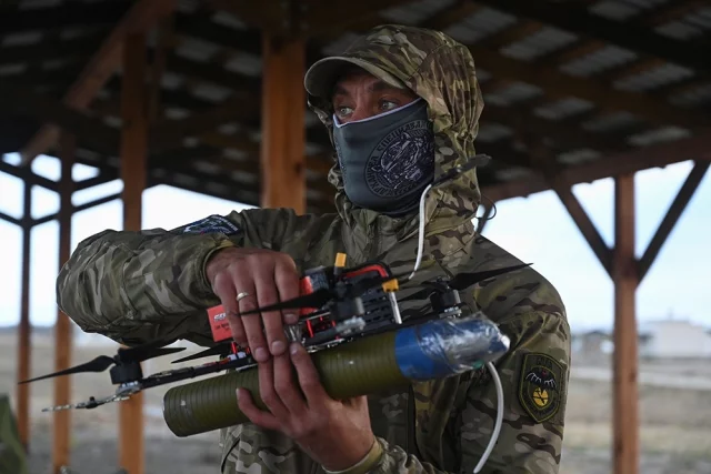 Военнослужащий подготавливает дрон к испытаниям средств защиты от БПЛА на полигоне в Ростовской области.