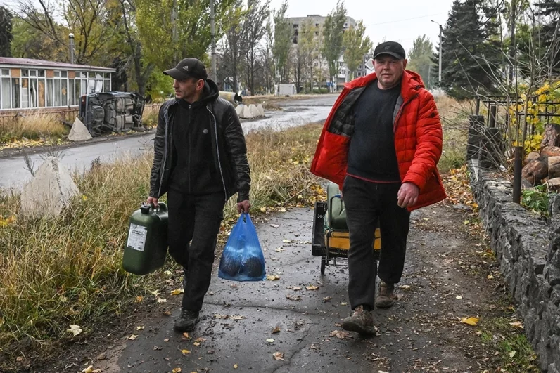 Местные жители в городе Селидово в ДНР.