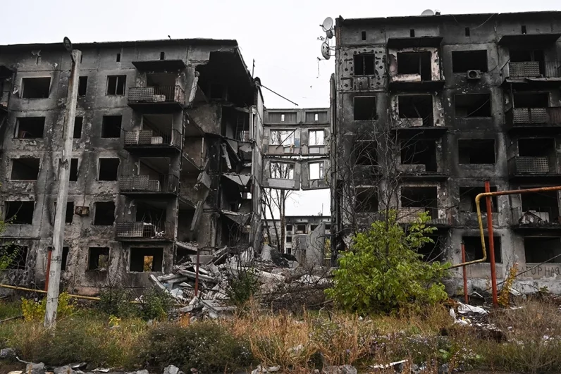 Разрушенный в результате обстрелов жилой дом в городе Селидово в ДНР.