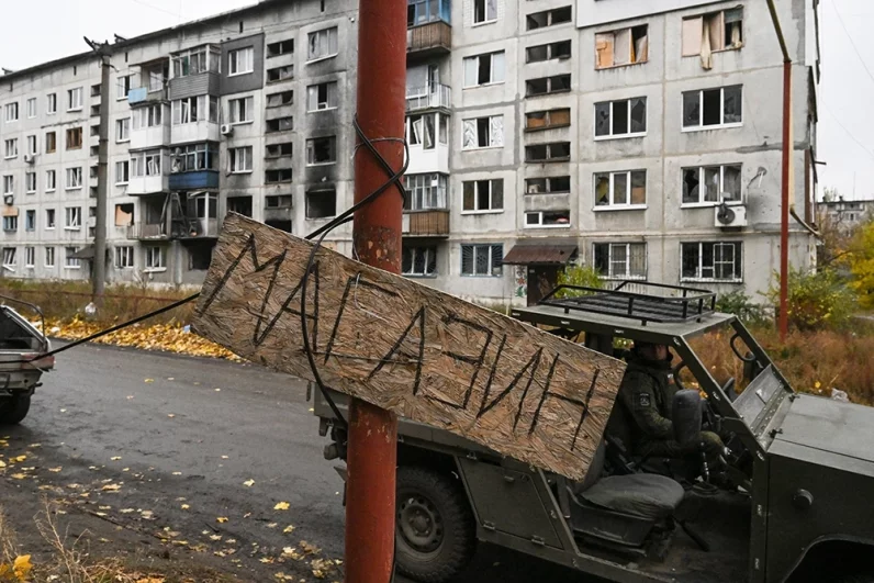 Вывеска в городе Селидово в ДНР.