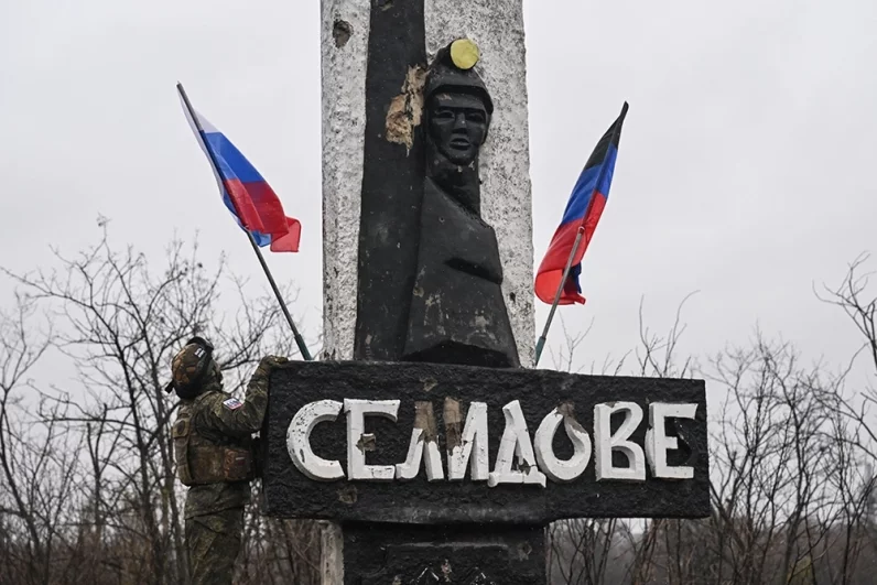 Военнослужащий ВС РФ на въезде в город Селидово в ДНР. 