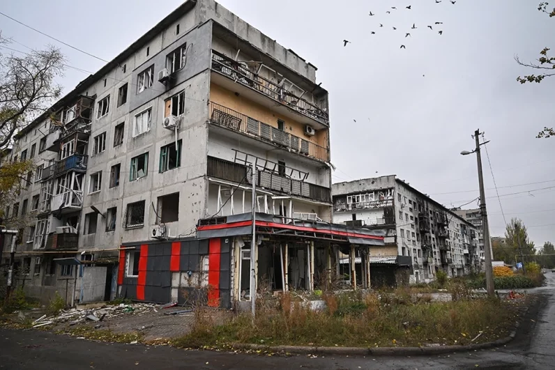 Разрушенный в результате обстрелов жилой дом в городе Селидово в ДНР.