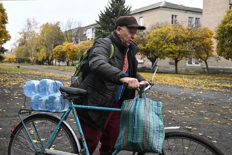 Местный житель во время раздачи воды в городе Селидово в ДНР. 