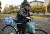 Местный житель во время раздачи воды в городе Селидово в ДНР. 