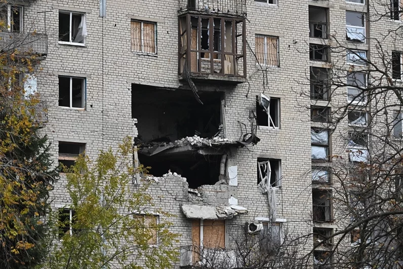 Разрушенный в результате обстрелов жилой дом в городе Селидово в ДНР.