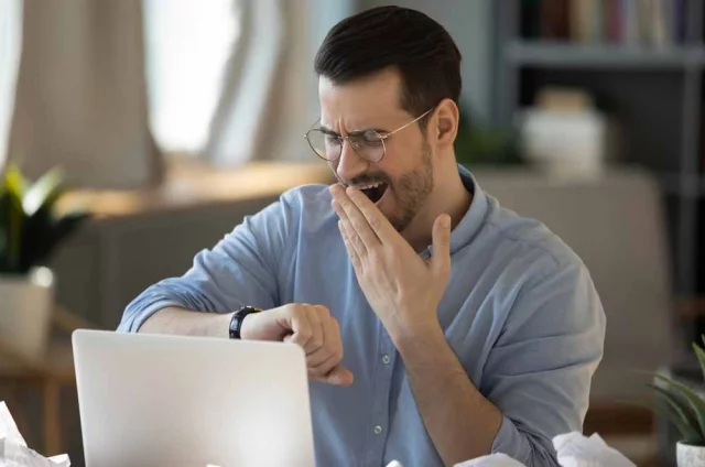 Как дожить до вечера, если накануне выдалась бессонная ночь? Что поможет не заснуть в течение дня, кроме кофе?