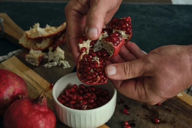 Есть с косточками! Ведь это клетчатка, которая чистит кишечник, и та самая пуниковая кислота.