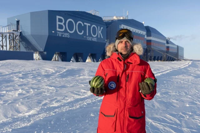 Российские полярники собрали экспериментальный урожай.