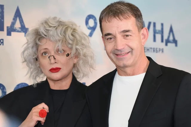 Актеры Ольга Дроздова и ее супруг Дмитрий Певцов на премьере фильма «9 секунд» режиссера Олега Штрома.